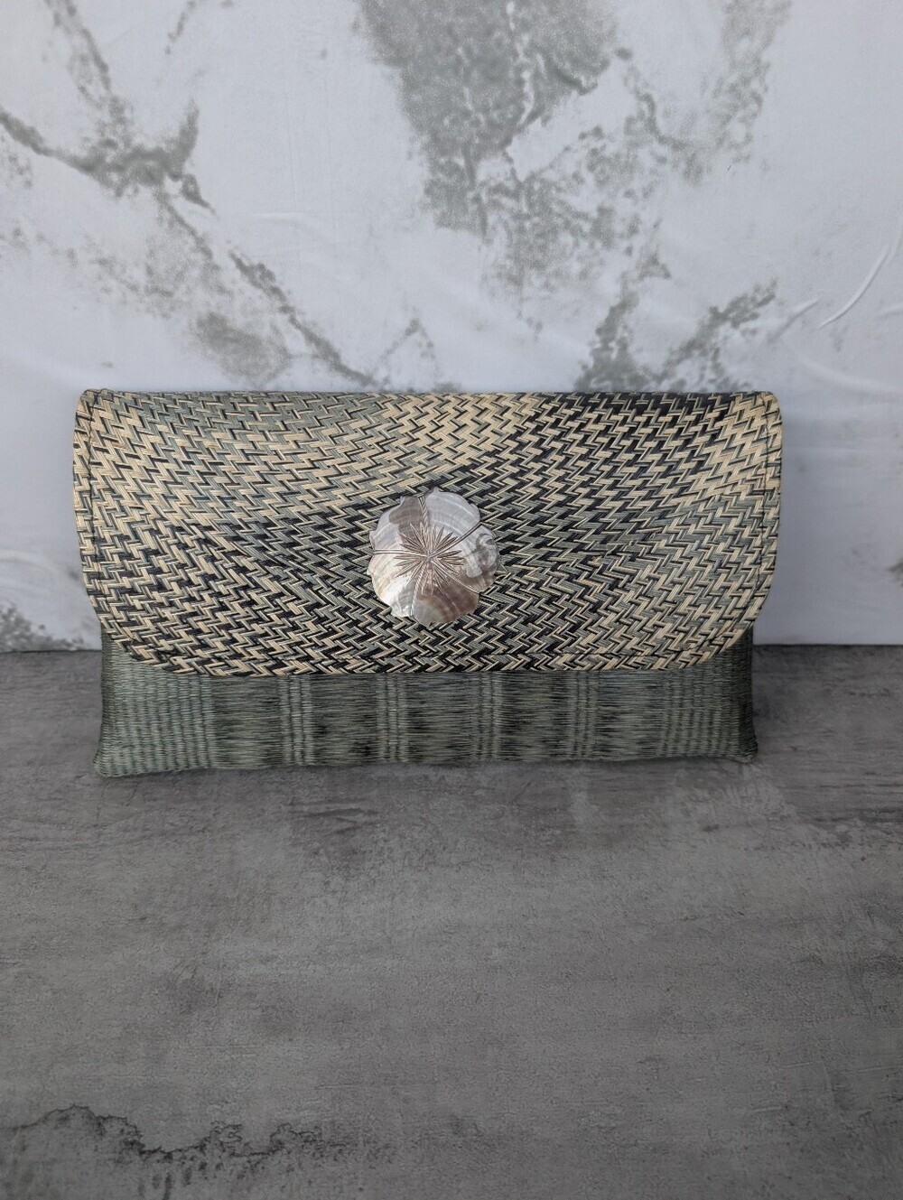 Tesoros Mother of Pearl Woven Clutch Green Tan Natural Like New
